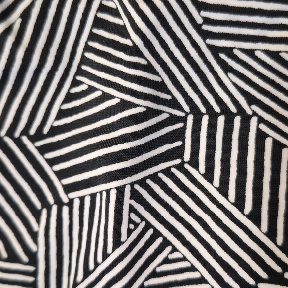 NWT S Black / White Ingrid and Isabel Maternity Tankini Top Criss Cross Patern - Picture 5 of 9